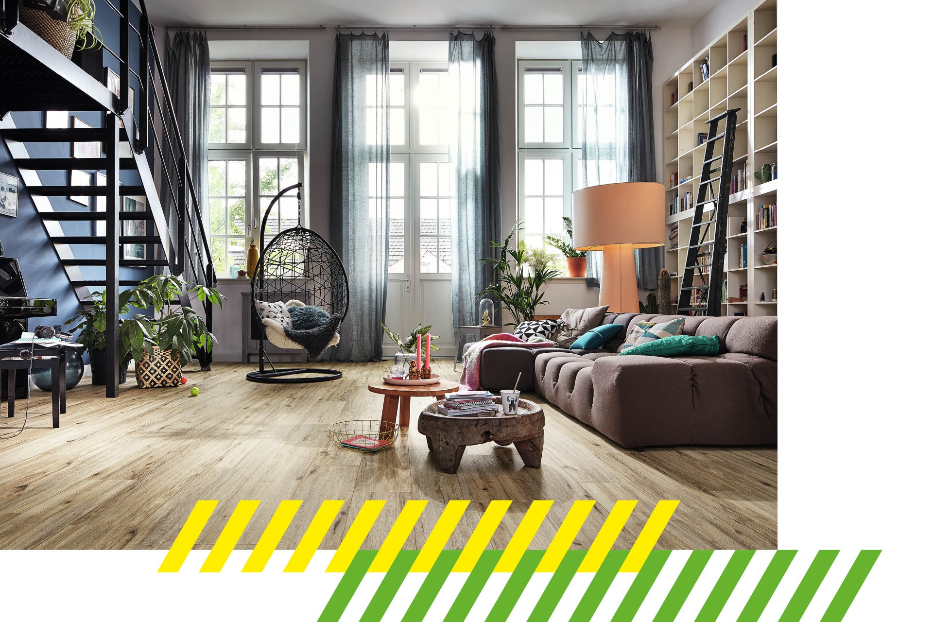 Vinly -  Wohnbereich Wohnzimmer mit Sofa, gegenüber Treppenaufgang 